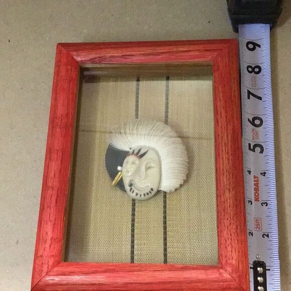 Framed vintage American Indian/Eskimo, and carved natural material brooch  - Picture 7 of 7